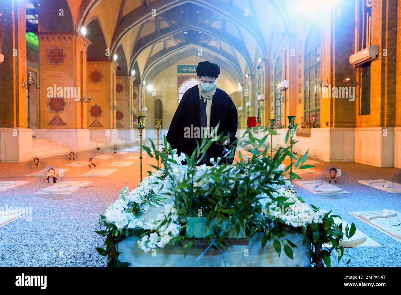 Teheran, Iran. 31. Januar 2023. Irans oberster Führer Ayatollah Ali Chamenei nimmt am 31. Januar 2023 in Teheran, Iran, an einer Zeremonie zur Erneuerung der Loyalität mit den Idealen des Gründers der Islamischen Republik, Ayatollah Ruhollah Khomeini und der Märtyrer der Islamischen Revolution Teil. Foto: Pressestelle des Obersten Leiters des Iran/UPI Credit: UPI/Alamy Live News Stockfoto