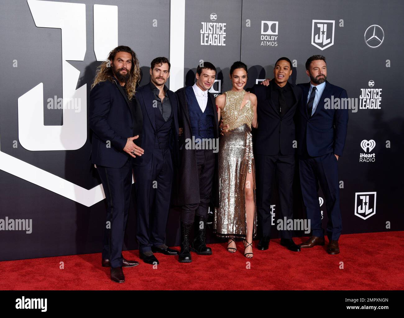 From left, Jason Momoa, Henry Cavill, Ezra Miller, Gal Gadot, Ray Fisher and Ben Affleck, cast members in "Justice League," pose together at the premiere of the film at the Dolby Theatre on Monday, Nov. 13, 2017, in Los Angeles. (Photo by Chris Pizzello/Invision/AP) Stockfoto