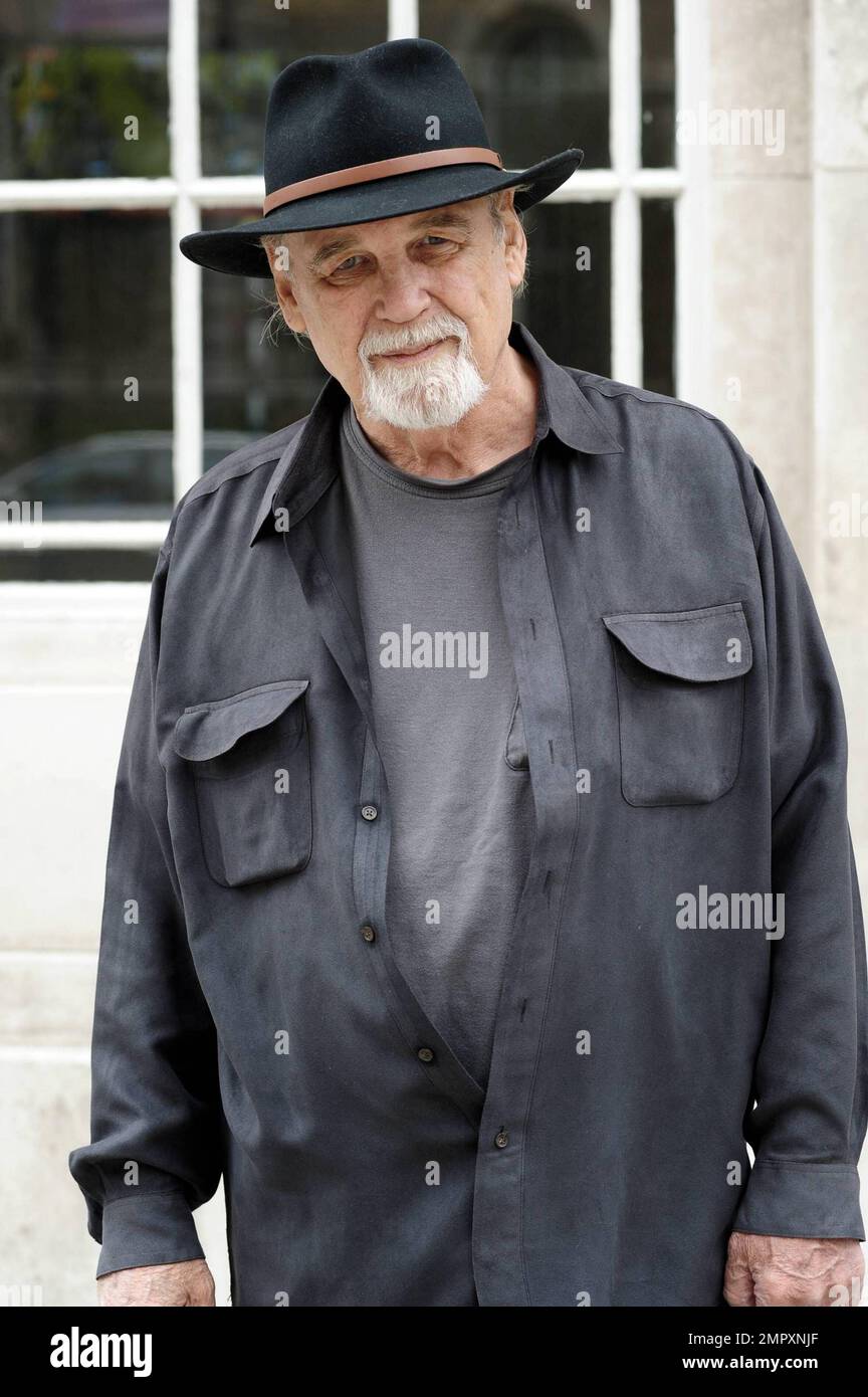 Duane Eddy kommt in den BBC Radio 2 Studios an. Duane ist mit über 100 Millionen verkauften Platten angeblich der erfolgreichste Rock & Roll-Instrumentalist. London, Großbritannien. 6/10/10. Stockfoto