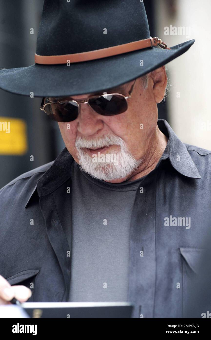 Duane Eddy kommt in den BBC Radio 2 Studios an. Duane ist mit über 100 Millionen verkauften Platten angeblich der erfolgreichste Rock & Roll-Instrumentalist. London, Großbritannien. 6/10/10. Stockfoto