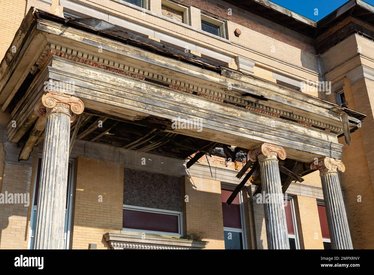 Die alte verlassene Schule ist eine kleine Stadt im Mittleren Westen. Polo, Illinois, USA. Stockfoto