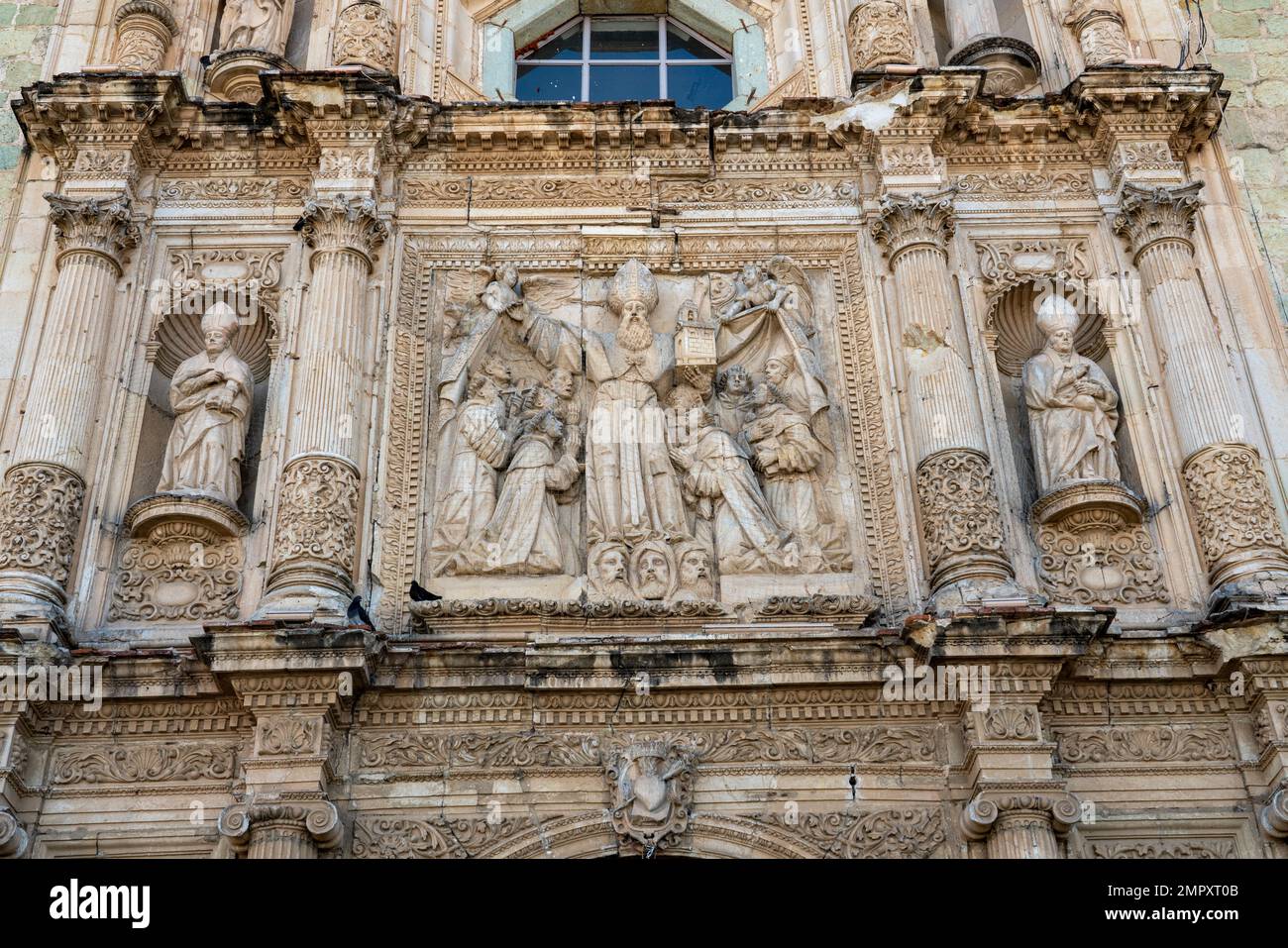 Bas Relief von St. Agustin an der Fassade der Kirche San Agustin im historischen Zentrum von Oaxaca, Mexiko. Gebaut im Barockstil und kompakt Stockfoto