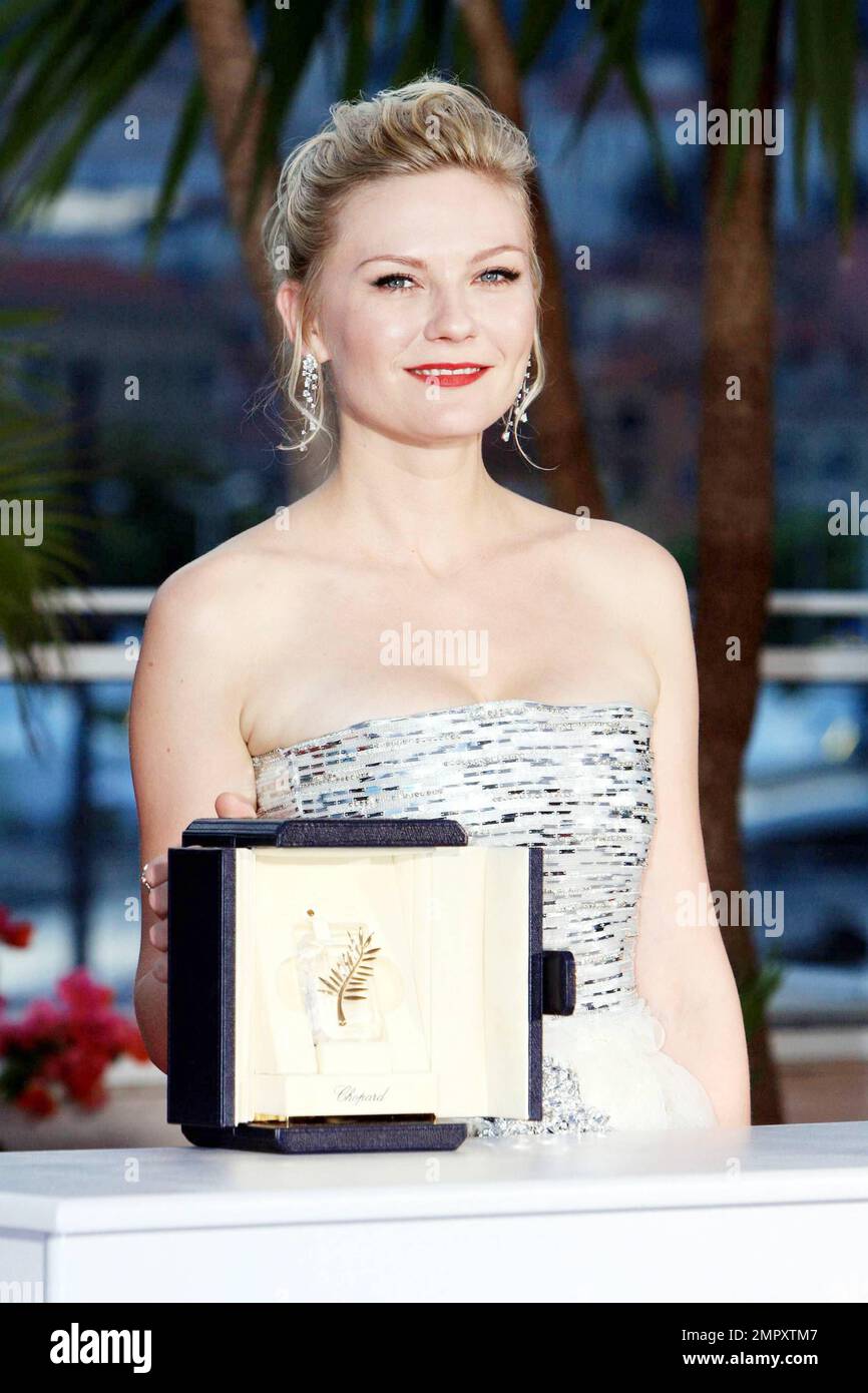 Kirsten Dunst verleiht einer Schauspielerin für ihre Rolle in Lars von ...