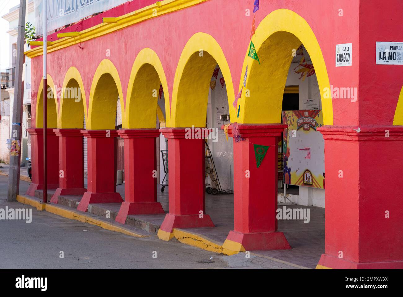 Eine farbenfrohe Bogenhalle in der Marktstadt Ocotlan de Morelos in den zentralen Tälern von Oaxaca, Mexiko. Stockfoto
