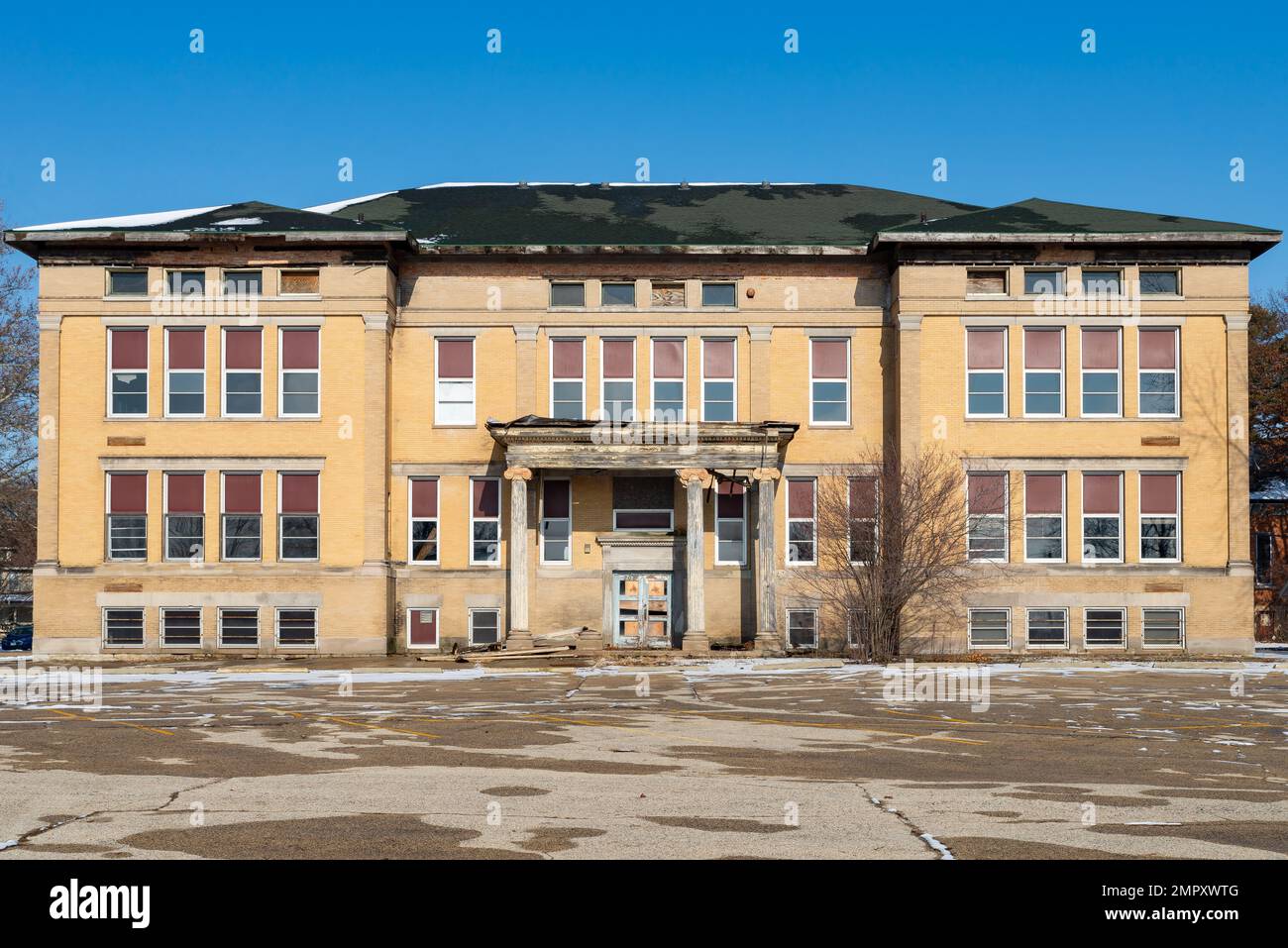 Die alte verlassene Schule ist eine kleine Stadt im Mittleren Westen. Polo, Illinois, USA. Stockfoto