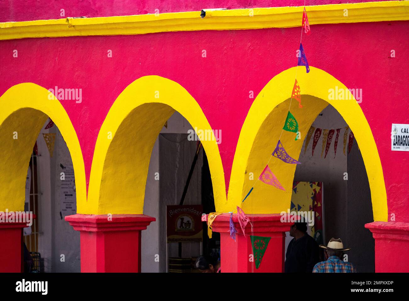 Eine farbenfrohe Bogenhalle in der Marktstadt Ocotlan de Morelos in den zentralen Tälern von Oaxaca, Mexiko. Stockfoto