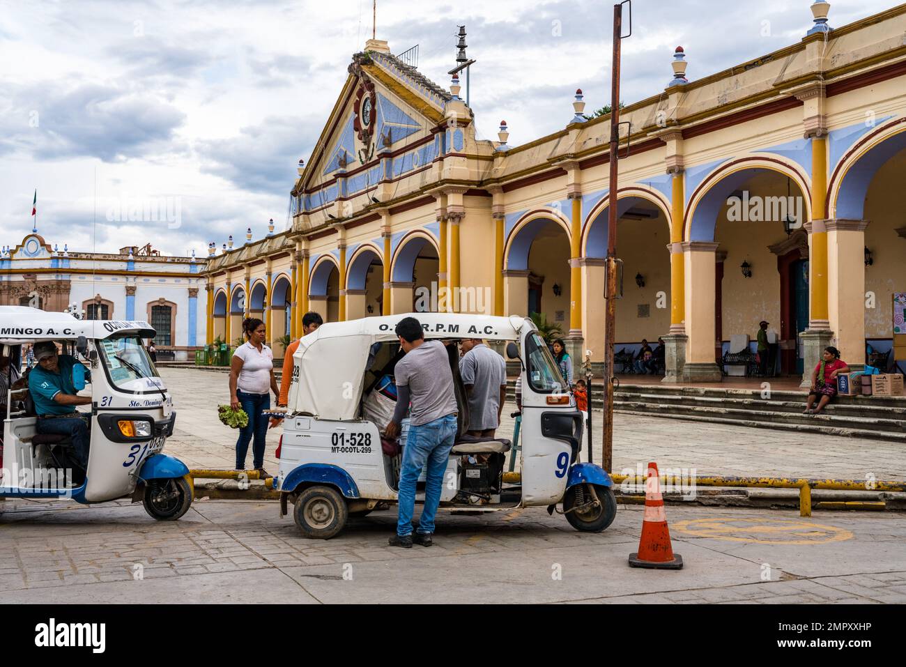 Taxis vor dem Stadtpalast oder Rathaus in Ocotlan de Morelos, Oaxaca, Mexiko. Stockfoto