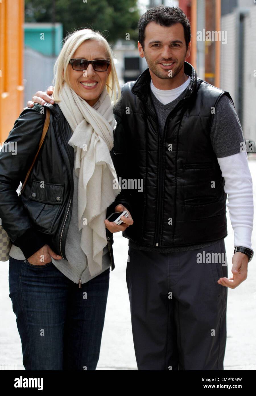 Tennismeisterin Martina Navratilova mit Tanzpartner Driton „Tony“ Dovolani im Probestudio für „Dancing with the Stars“ in Hollywood, Kalifornien. 28. Februar 2012 305 542 9275 oder 954 698 6777. Stockfoto
