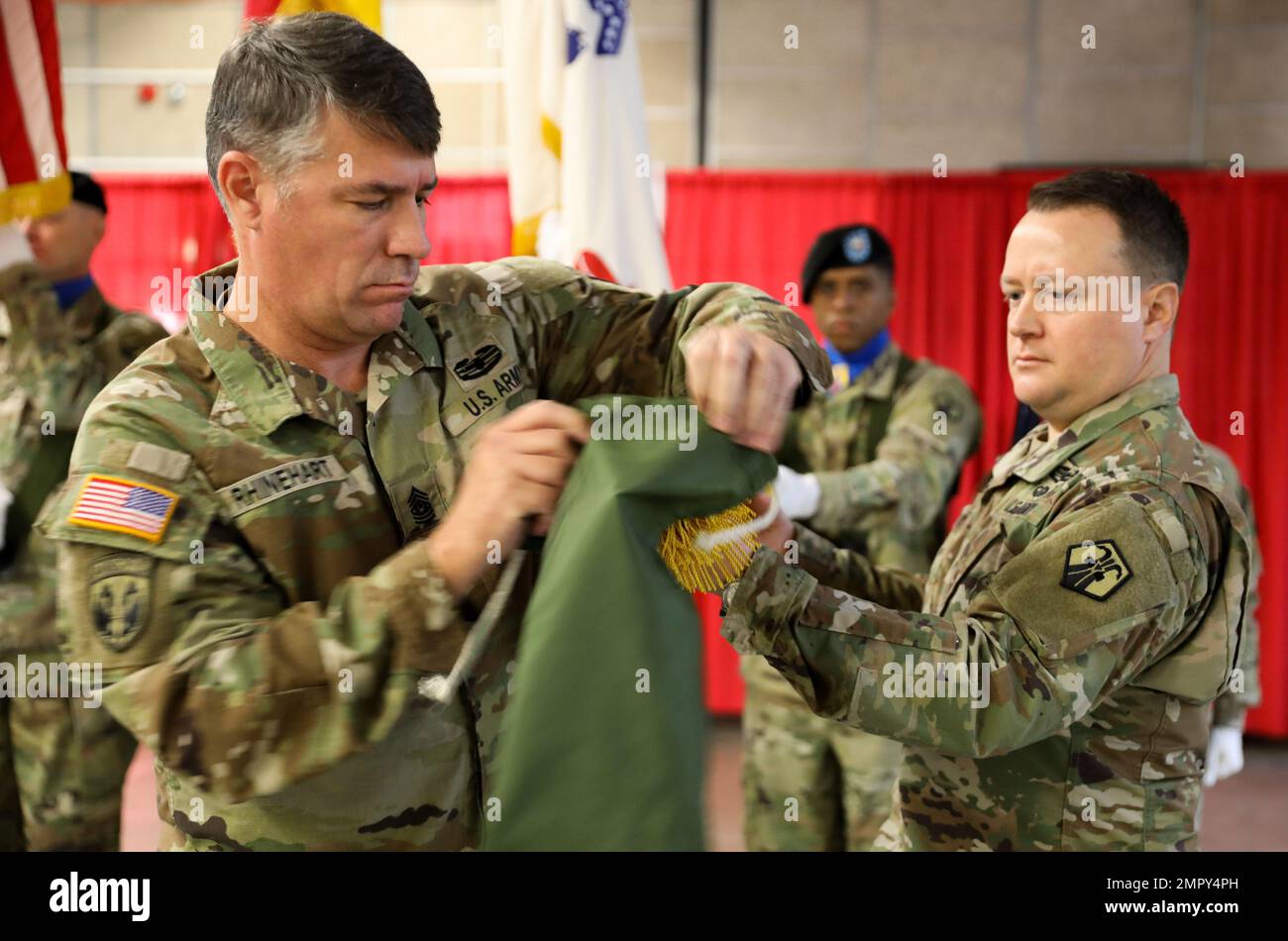 Oberstleutnant Chad Rhinehart und Oberstleutnant Neil McGough, Befehlsteam des 446. Movement Control Bataillons, 510. Regionale Unterstützungsgruppe, 7. Mission Support Command, USA Armeereserve, die Farben der Einheit während einer Zeremonie in der Rhein-Ordnance-Kaserne, Kaiserslautern, Deutschland, Mittwoch, 23. November, Vor der Mobilisierung der Einheit zur Unterstützung der USA Army Europe – Afrikas Operation Europa versichert, abschreckt und stärkt. Dies ist die erste Mobilisierung einer in Europa ansässigen Reserve-Einheit der Armee seit einem Jahrzehnt. USA Army Reserve Einheiten mobilisieren und stationieren zur Unterstützung von Missionen quer durch Third Stockfoto