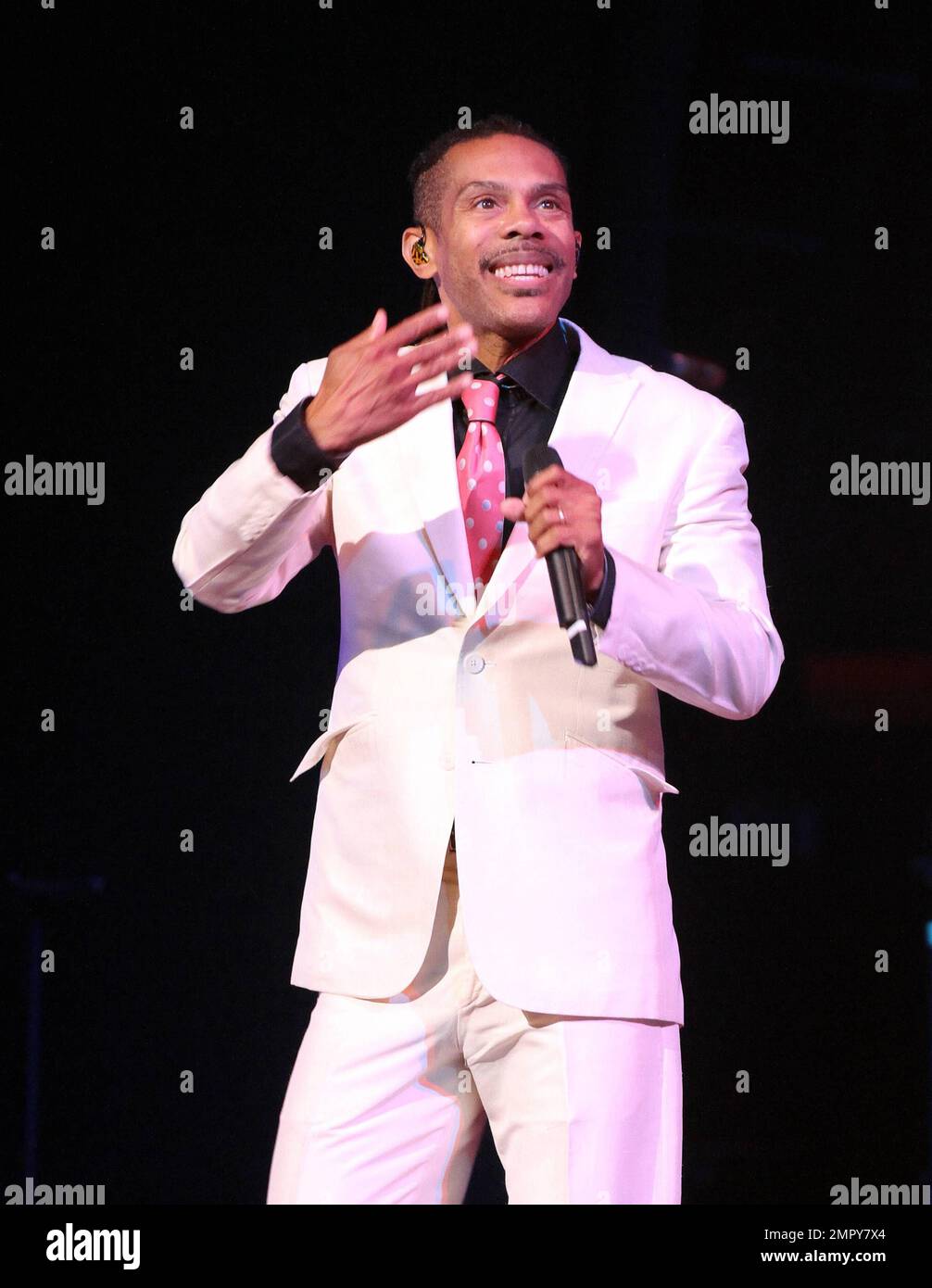 B. David Whitworth von Earth, Wind & Fire tritt in einem Konzert im Durham Performing Arts Center in Durham, NC auf. 18. September 2011 Stockfoto