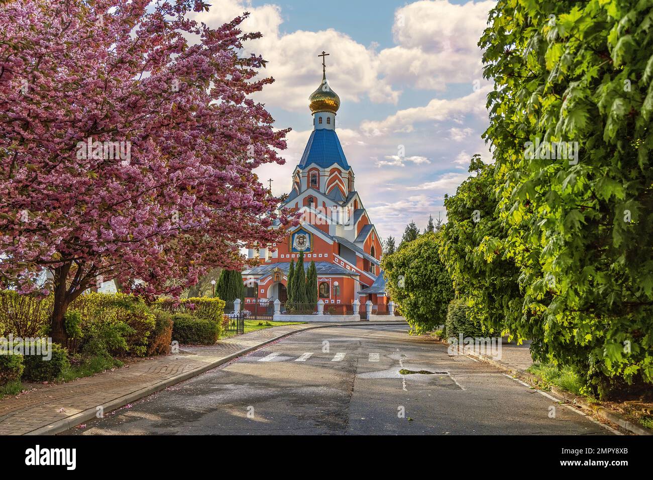 Blick auf die wunderschöne orthodoxe Kirche in Uschhorod, Ukraine. Urbaner Outdoor-Hintergrund im Frühling Stockfoto