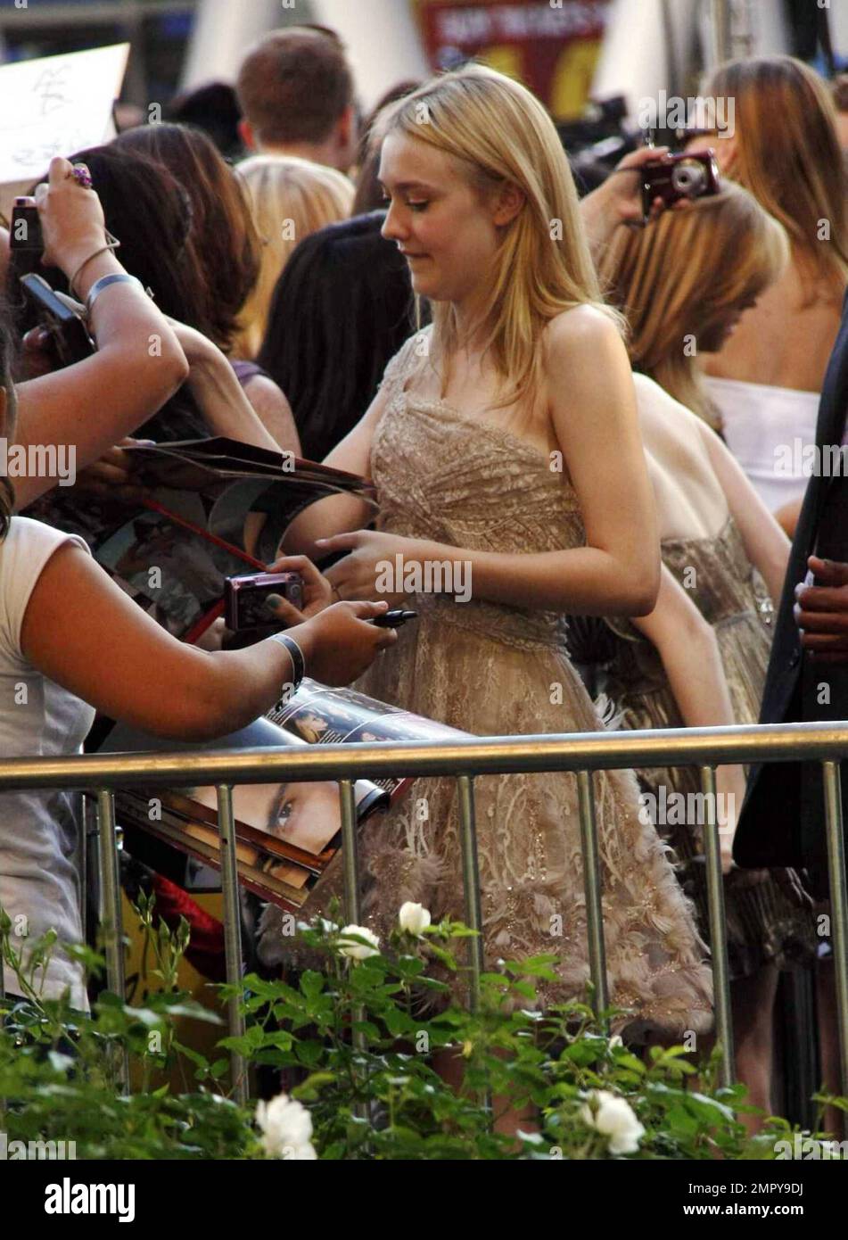 Dakota Fanning signiert Autogramme, wenn sie die Premiere von Twilight Saga: Eclipse verlässt. Los Angeles, Kalifornien. 6/24/10. Stockfoto