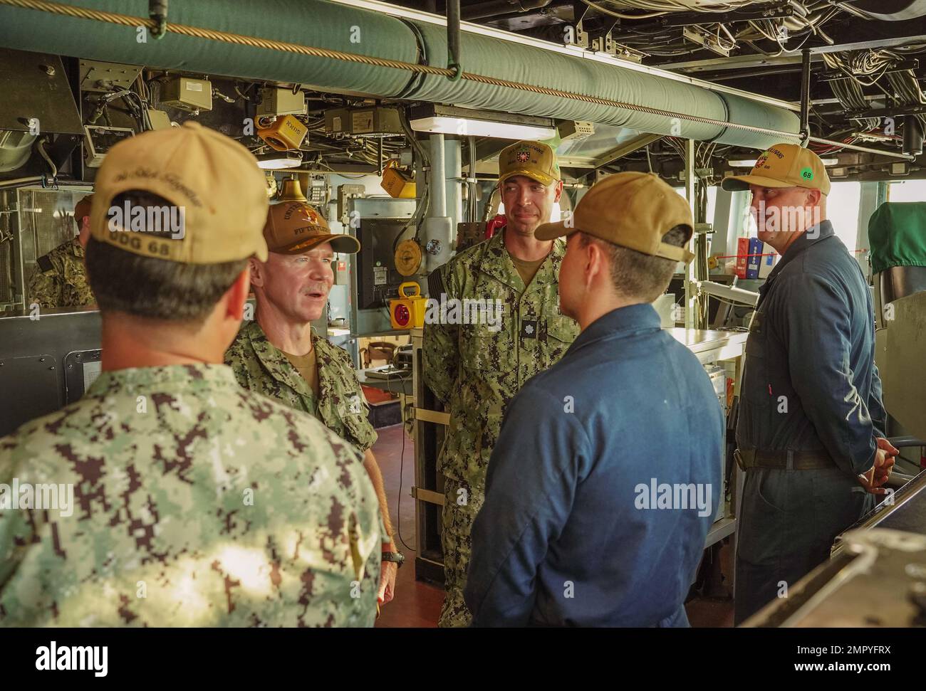 221123-N-EB711-1003 MANAMA, Bahrain (23. November 2022, Hinten-ADM. Sean Bailey, stellvertretender Befehlshaber der USA Marine Forces Central Command und U.S. 5. Fleet, spricht mit Seeleuten an Bord der Guided-Missile Destroyer USS The Sullivans (DDG 68), November 23 in Manama, Bahrain. Die Sullivans werden im US-Flottengebiet 5. eingesetzt, um die Sicherheit und Stabilität der Seeschifffahrt im Nahen Osten zu gewährleisten. Stockfoto