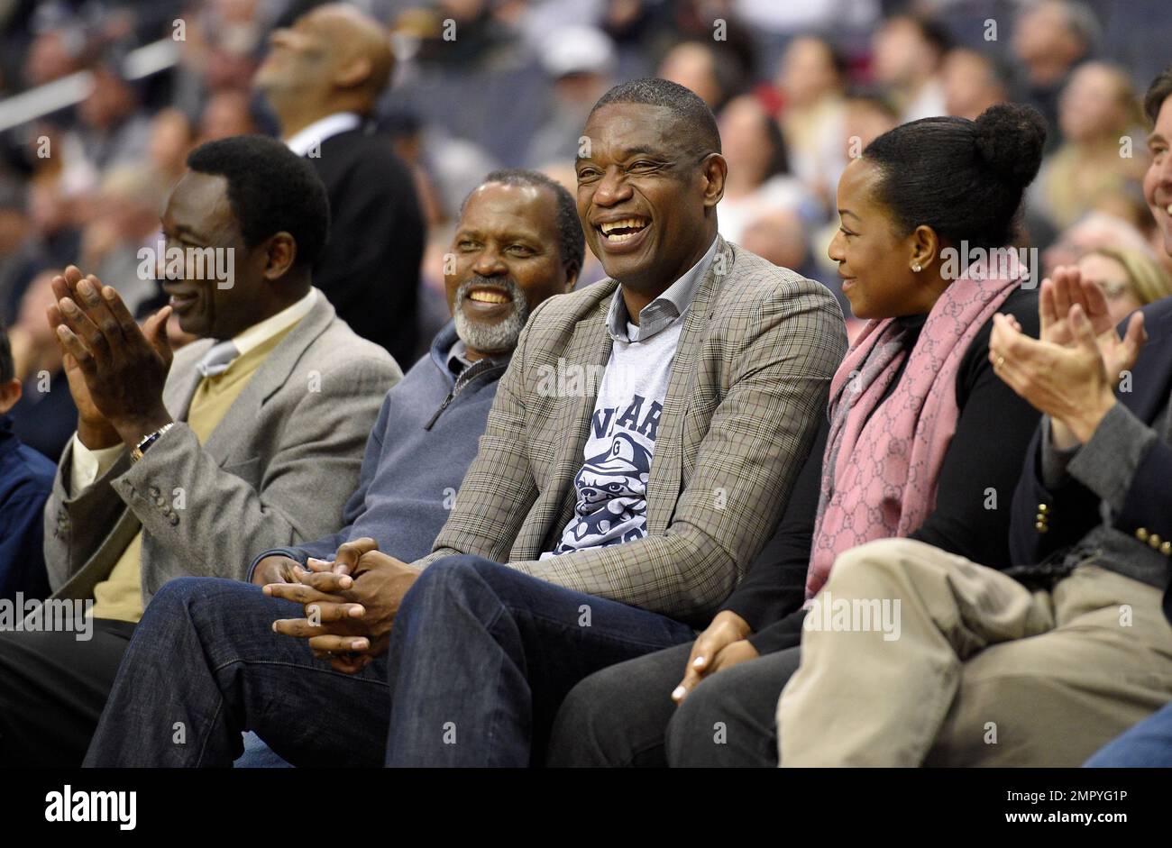 Former NBA star Dikembe Mutombo and Georgetown alum, center, reacts during the second half of an NCAA college basketball game between Georgetown and Jacksonville, Sunday, Nov. 12, 2017, in Washington. Georgetown won 73-57. (AP Photo/Nick Wass) Stockfoto