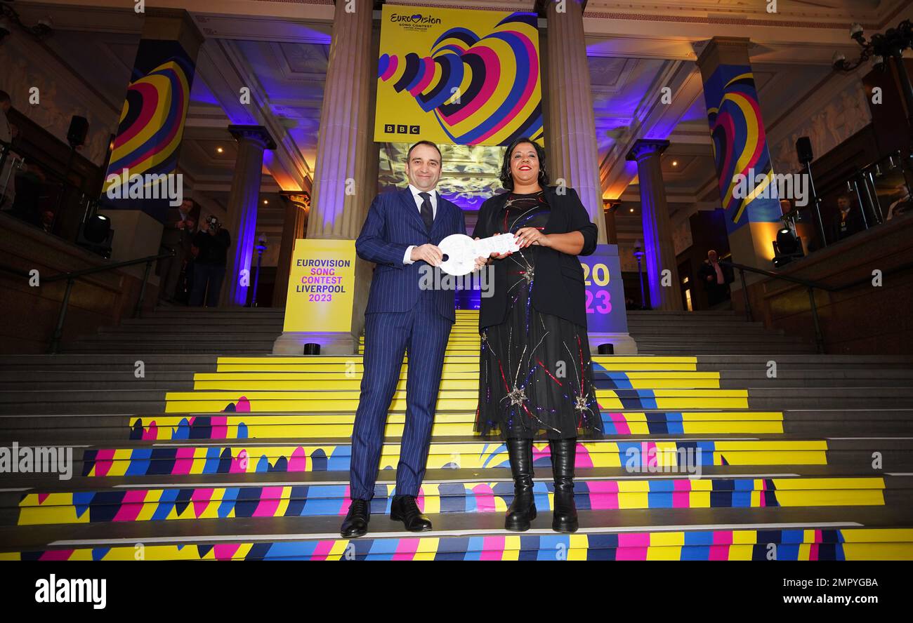 Bürgermeister von Turin Stefano Lo Russo und Bürgermeister von Liverpool Joanne Anderson in der St. George's Hall in Liverpool, da der Eurovision Song Contest während einer Zeremonie, bei der die Eurovision Insignia von der früheren Gastgeberstadt Turin in Italien übergeben wird, offiziell an die Stadt Liverpool übergeben wird; An Liverpool, die im Namen der 2022 Preisträger Ukraine Gastgeber sind. Foto: Dienstag, 31. Januar 2023. Stockfoto