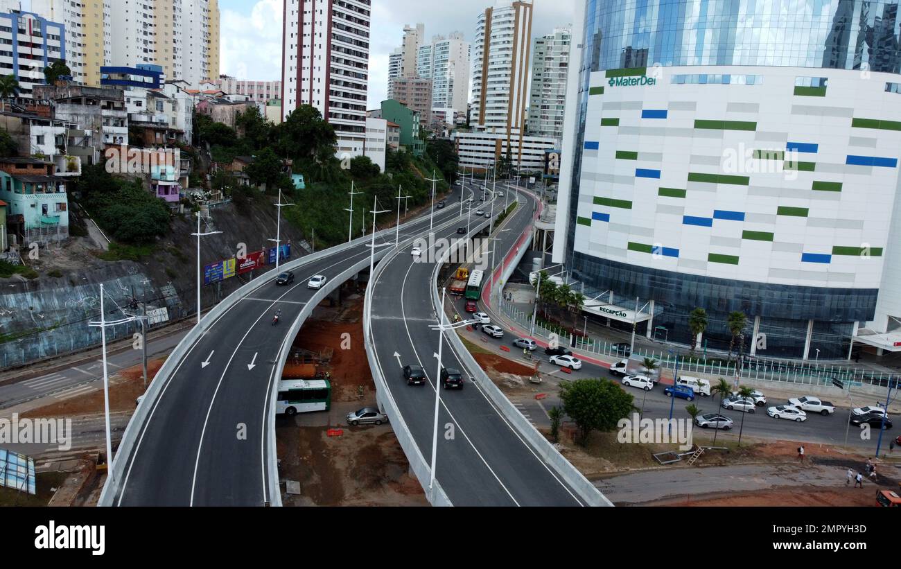 salvador, bahia, brasilien - 19. januar 2023: Blick auf im Bau befindliche Viadukte zur Implementierung des BRT-Transportsystems in der Stadt Salvador Stockfoto