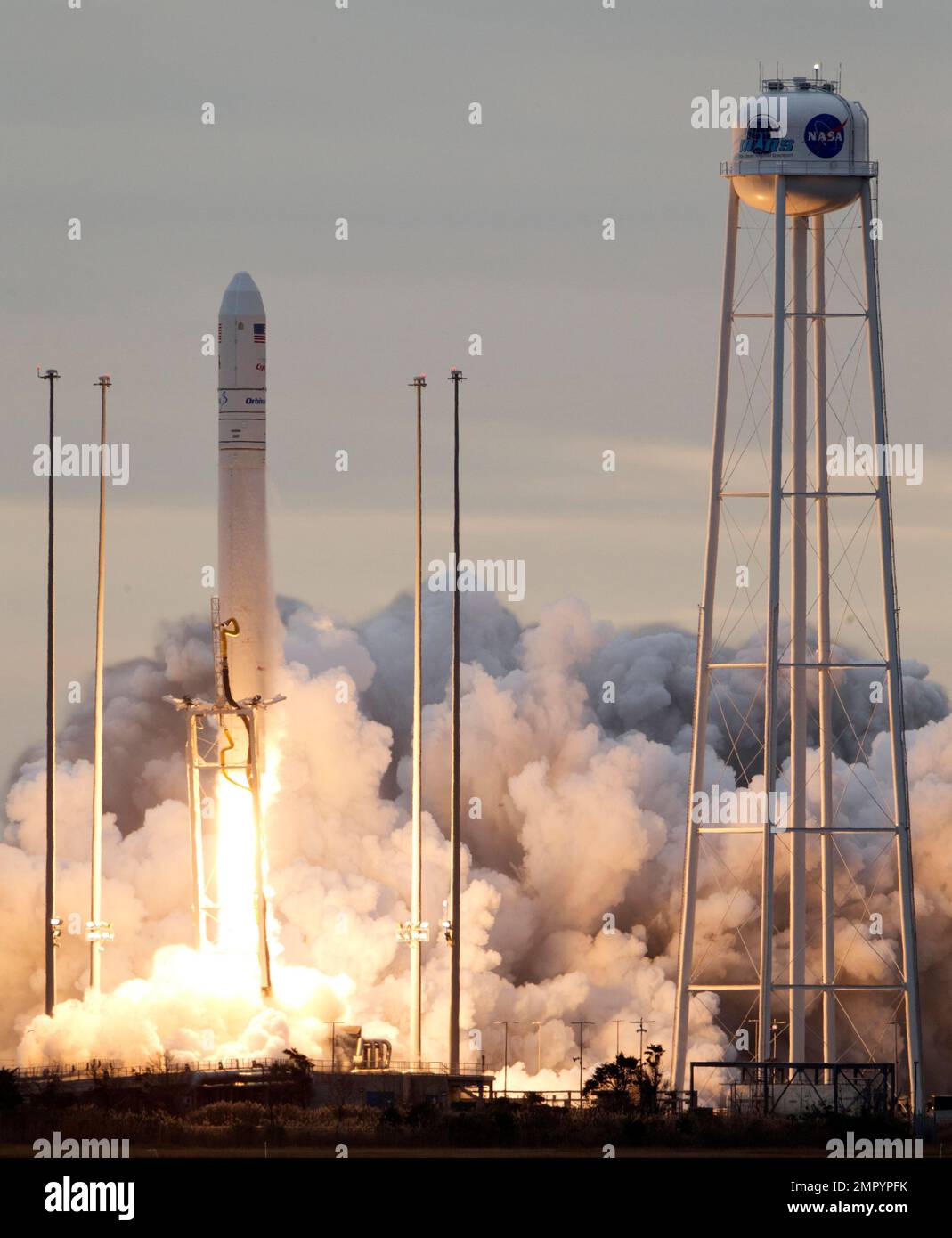 Orbital ATK's Antares rocket lifts off from Wallops Island, Va., Sunday, Nov. 12, 2017. The rocket is carrying cargo to the International Space Station. (AP Photo/Steve Helber) Stockfoto