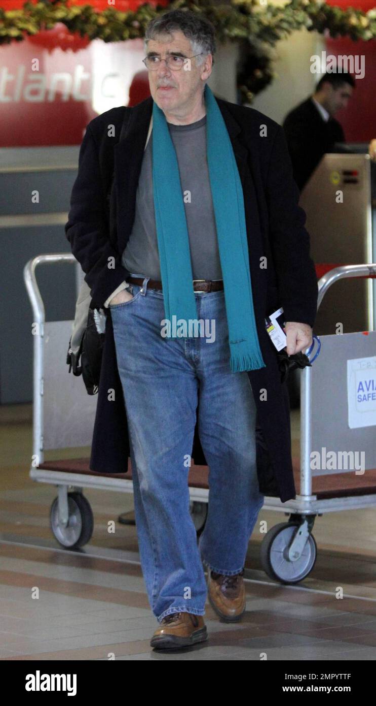 EXKLUSIV!! Der Schauspieler Elliott Gould sieht nach seinem Flug müde aus, während er sich auf dem Weg zu seinem Fahrzeug durch das Terminal am Flughafen LAX bewegt. Gould hat in letzter Zeit einen vollen Terminkalender, mit mehreren Projekten, die nächstes Jahr anstehen, einschließlich „Noahs Arche der Neuanfang“, „Dorfman“ und seinem neuen Film „Ansteckung“, der derzeit gedreht wird. Los Angeles, Kalifornien. 12/7/10. Stockfoto