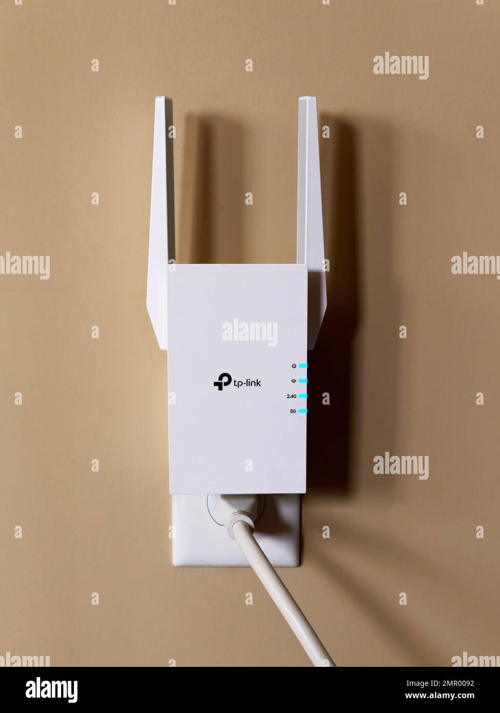 TP-Link wi-fi6 Range Extender, neue WLAN-Technologie, an eine Steckdose angeschlossen. Stockfoto