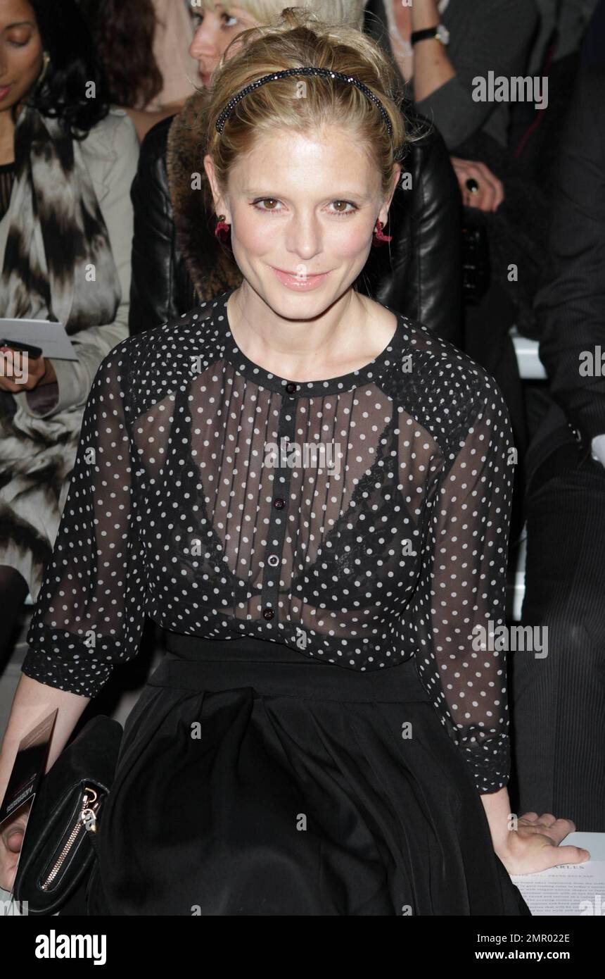 In einer modischen, durchsichtigen Bluse mit Punktmuster und einem langen schwarzen Rock sitzt die Schauspielerin Emilia Fox in der ersten Reihe auf der Caroline Charles Modenschau im Herbst 2011 während der London Fashion Week. London, Großbritannien. 02/18/11. Stockfoto