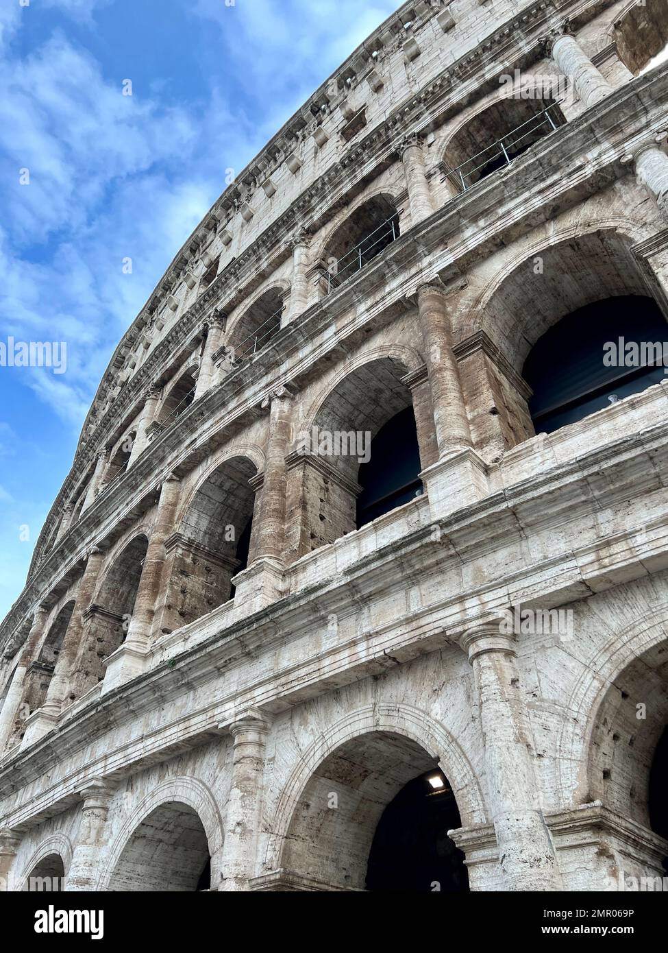 Das Kolosseum wurde tagsüber aufgenommen. Vertikale Ausrichtung. Das Kolosseum auf Italienisch: Das Kolosseum ist ein ovales Amphitheater im Zentrum von Rom, Italien. Stockfoto