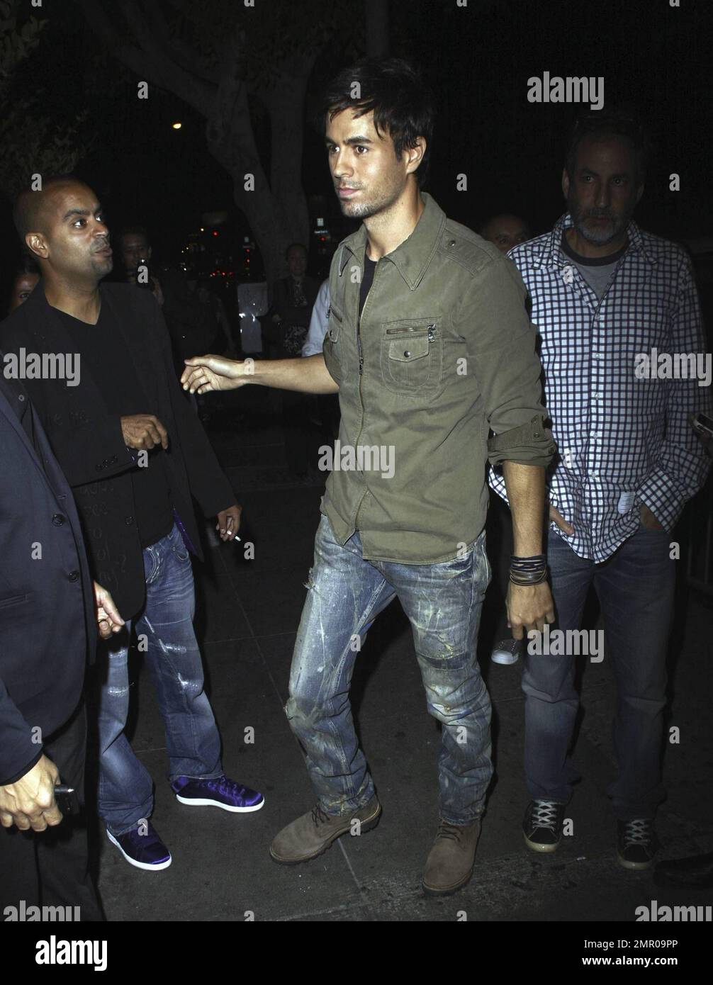 Enrique Iglesias begrüßt seine Fans, wenn er im Nachtclub My House ankommt, wo er mit Freunden ausgeht. Enrique sagte kürzlich, dass es gut läuft mit seiner langjährigen Freundin Anna Kournikova. Auf die Frage, ob er Hochzeitspläne hätte, antwortete er: „Ich habe immer versucht, die Dinge privat zu halten. Ich habe mir vor langer Zeit versprochen, dass ich, wenn ich jemals eine hochkarätige Beziehung eingehen sollte, versuchen würde, sie so privat wie möglich zu halten.“ Los Angeles, Kalifornien. 7/6/10. Stockfoto