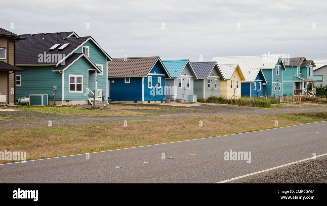 Eine Reihe farbenfroher Hütten in Ocean Shores, WA, USA Stockfoto