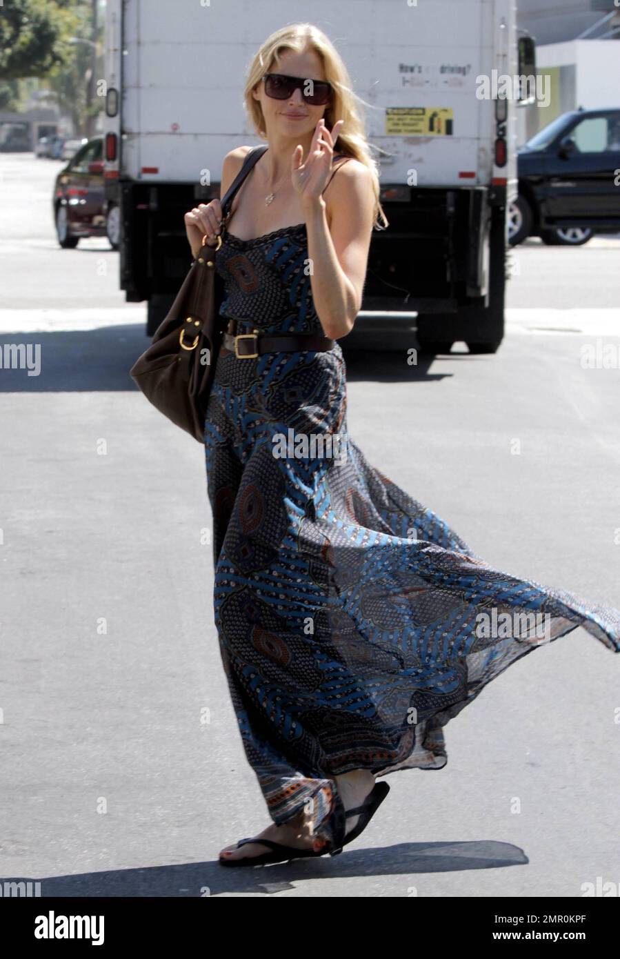 EXKLUSIV!! Die kanadische Schauspielerin und Model Estella Warren trägt ein langes, fließendes Kleid, wenn sie das Kings Road Cafe verlässt. Es wird berichtet, dass Warren, der mit Mark Wahlberg in "Planet der Affen" mitspielte, erst letzte Woche keinen Wettstreit in ihrem betrunkenen Fahrfall beantragte und fünf Jahre auf Bewährung absitzen wird. Eine spätere Anhörung wird entscheiden, ob sie eine finanzielle Entschädigung zahlt. In einer Erklärung, die von ihrem Vertreter Warren, 32, veröffentlicht wurde, sagte sie: „Ich nehme meine Handlungen und ihre Folgen sehr ernst. Ich kann gar nicht genug ausdrücken, wie dankbar ich bin, dass niemand verletzt wurde. Ich konzentriere mich auf Al Stockfoto