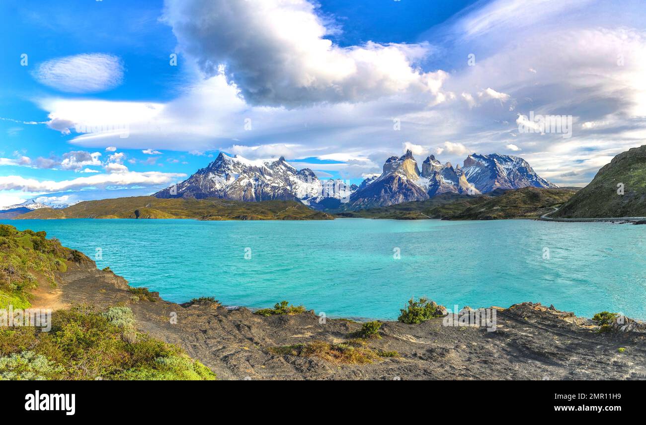 Blick auf Cerro Paine Grande und Lago Pehoe in Patagonien Stockfoto