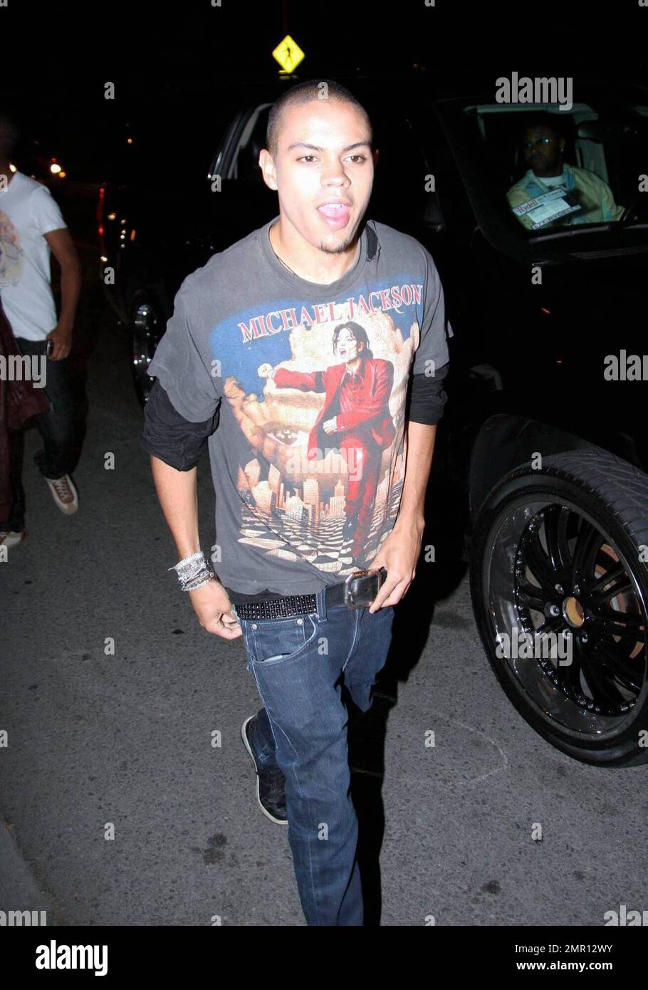 Diana Ross' Sohn Evan Ross trägt ein klassisches Michael Jackson T-Shirt, um Jackson, einem der langjährigen Freunde seiner mutter, bei seiner Ankunft in der Crown Bar in Los Angeles, Kalifornien, zu grüßen. 6/25/08. Stockfoto