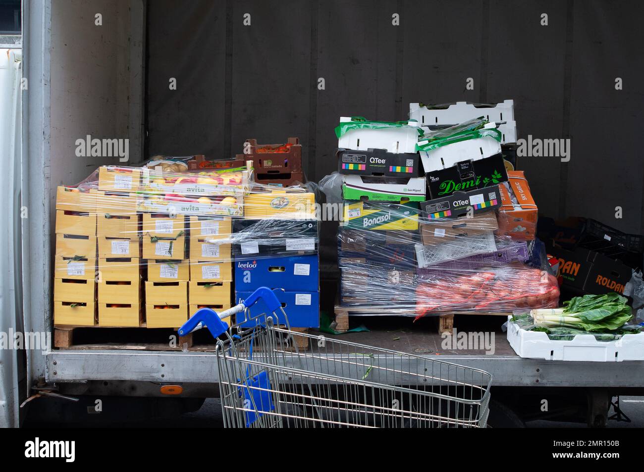 Slough, Berkshire, Großbritannien. 31. Januar 2023. Eine Gemüselieferung vor einem Laden in der Slough High Street heute. Trotz der Krise der Lebenshaltungskosten scheinen die Käufer immer noch reichlich Obst und Gemüse zu kaufen. Kredit: Maureen McLean/Alamy Live News Stockfoto