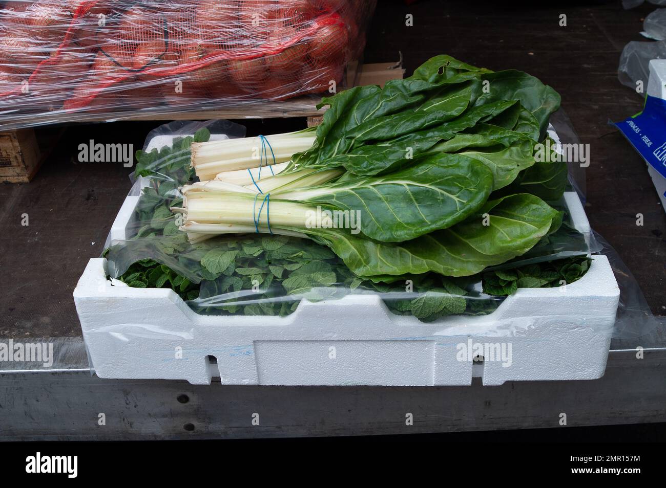 Slough, Berkshire, Großbritannien. 31. Januar 2023. Eine Gemüselieferung vor einem Laden in der Slough High Street heute. Trotz der Krise der Lebenshaltungskosten scheinen die Käufer immer noch reichlich Obst und Gemüse zu kaufen. Kredit: Maureen McLean/Alamy Live News Stockfoto