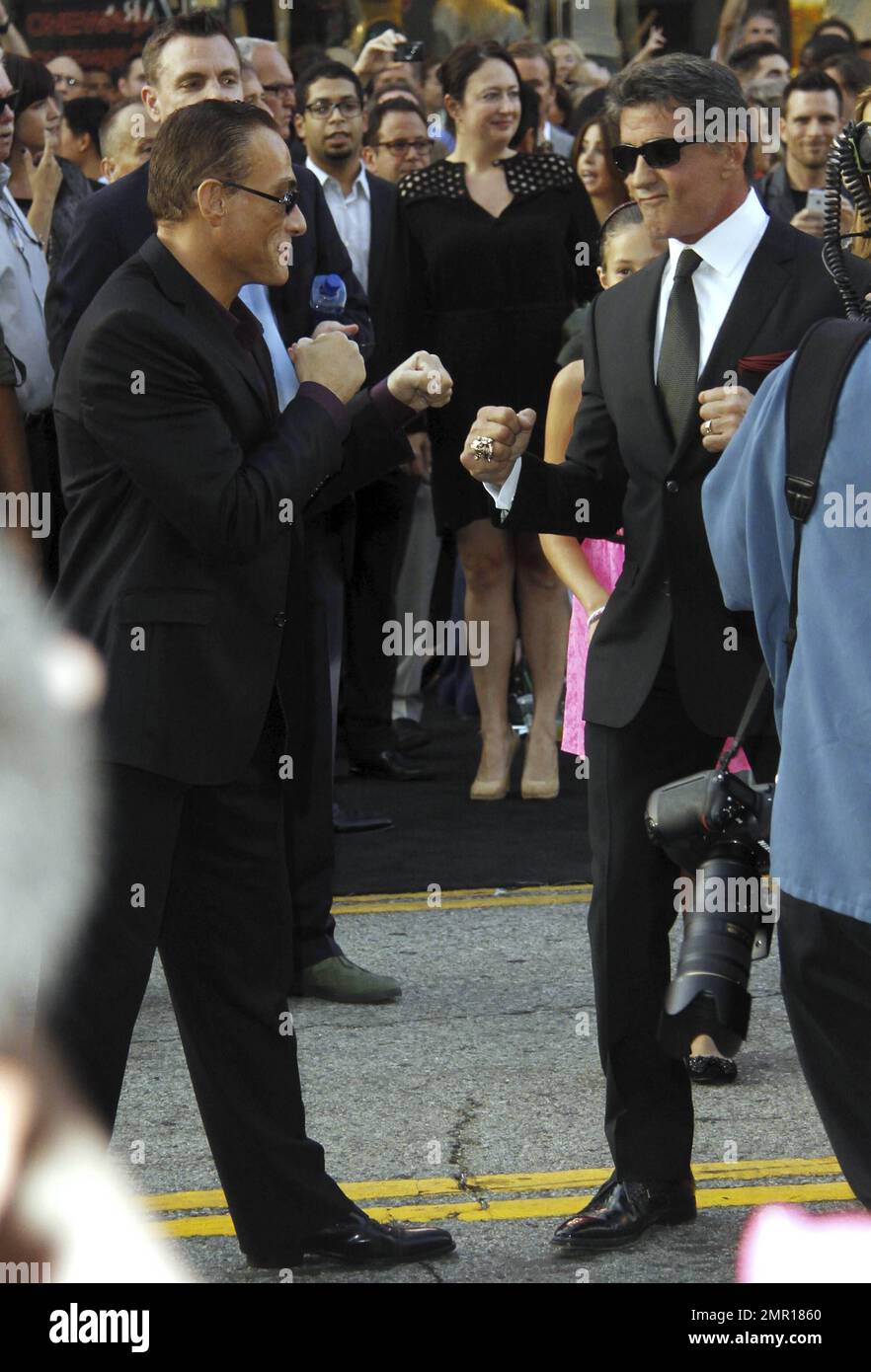 Jean Claude Van Damme und Sylvester Stallone kommen zur Premiere von „The Expendables 2" im Grauman's Chinese Theatre. Los Angeles, Kalifornien. 15. August 2012. Stockfoto