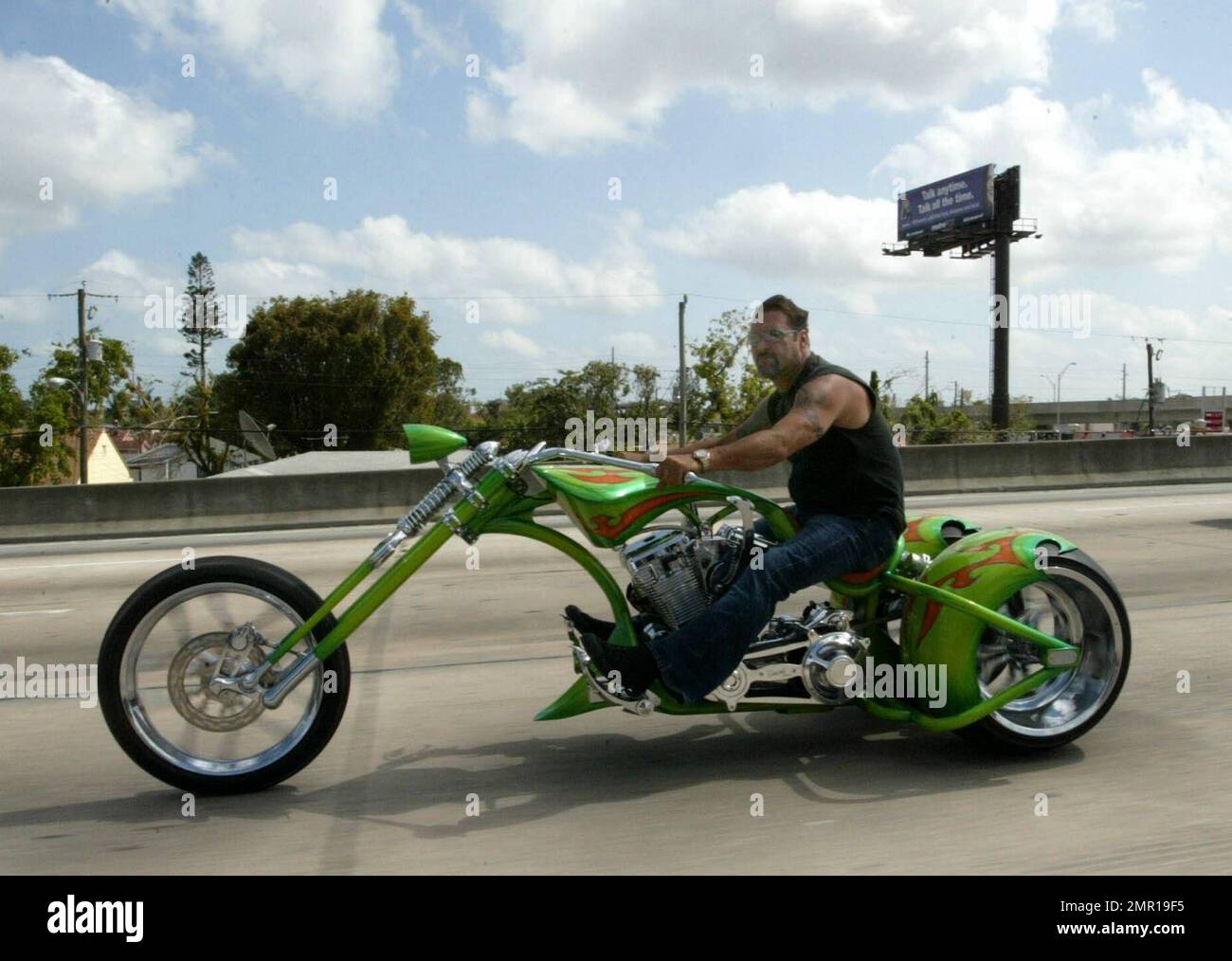 Exklusiv!! Die Suche nach den extremsten Choppern ist in den USA lebendig und gut. Chop Shops wie West Coast Choppers und Orange County Choppers konkurrieren ständig um die coolsten Bikes zu bauen. Dieser 'Super Trike' wurde auf einer Miami Freeway entdeckt, aber als unser Fotograf ihn hinüberwinkte, um mehr über diese unverschämte Maschine zu erfahren, ließ der Fahrer einfach einen Gang bei seiner 'Suizidverschiebung' fallen und entfiel am Horizont, Miami, FL, 22/06. April Stockfoto