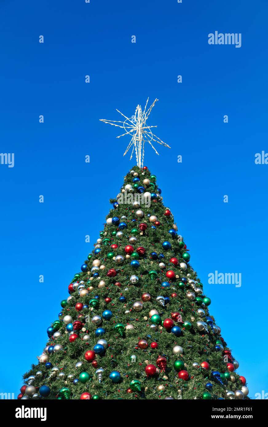 Dekorierte Weihnachtsbaumdetails. Stockfoto