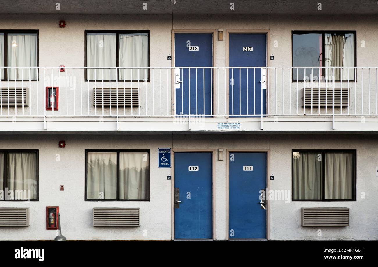 Günstige Motelzimmer von außen. Stockfoto