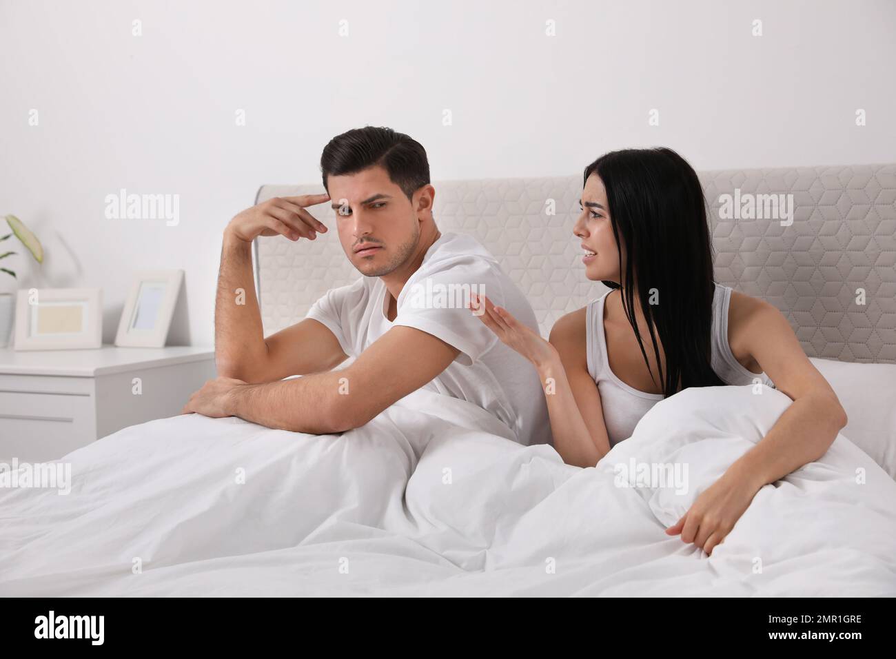 Ein Paar mit Beziehungsproblemen, das sich im Schlafzimmer streitet Stockfoto