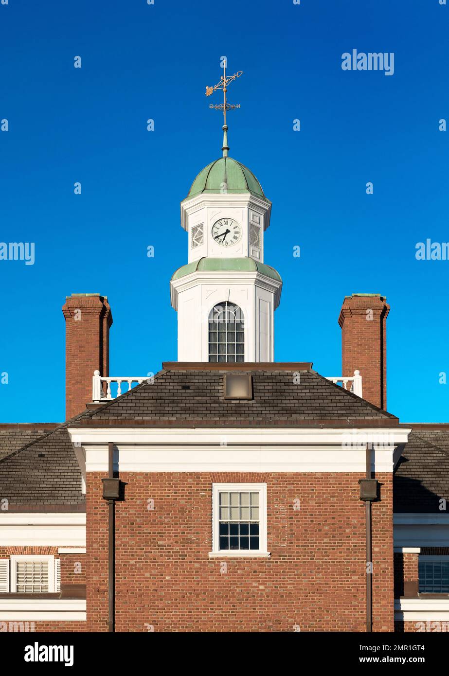 Architektur im Kolonialstil mit Wetterfahne. Stockfoto