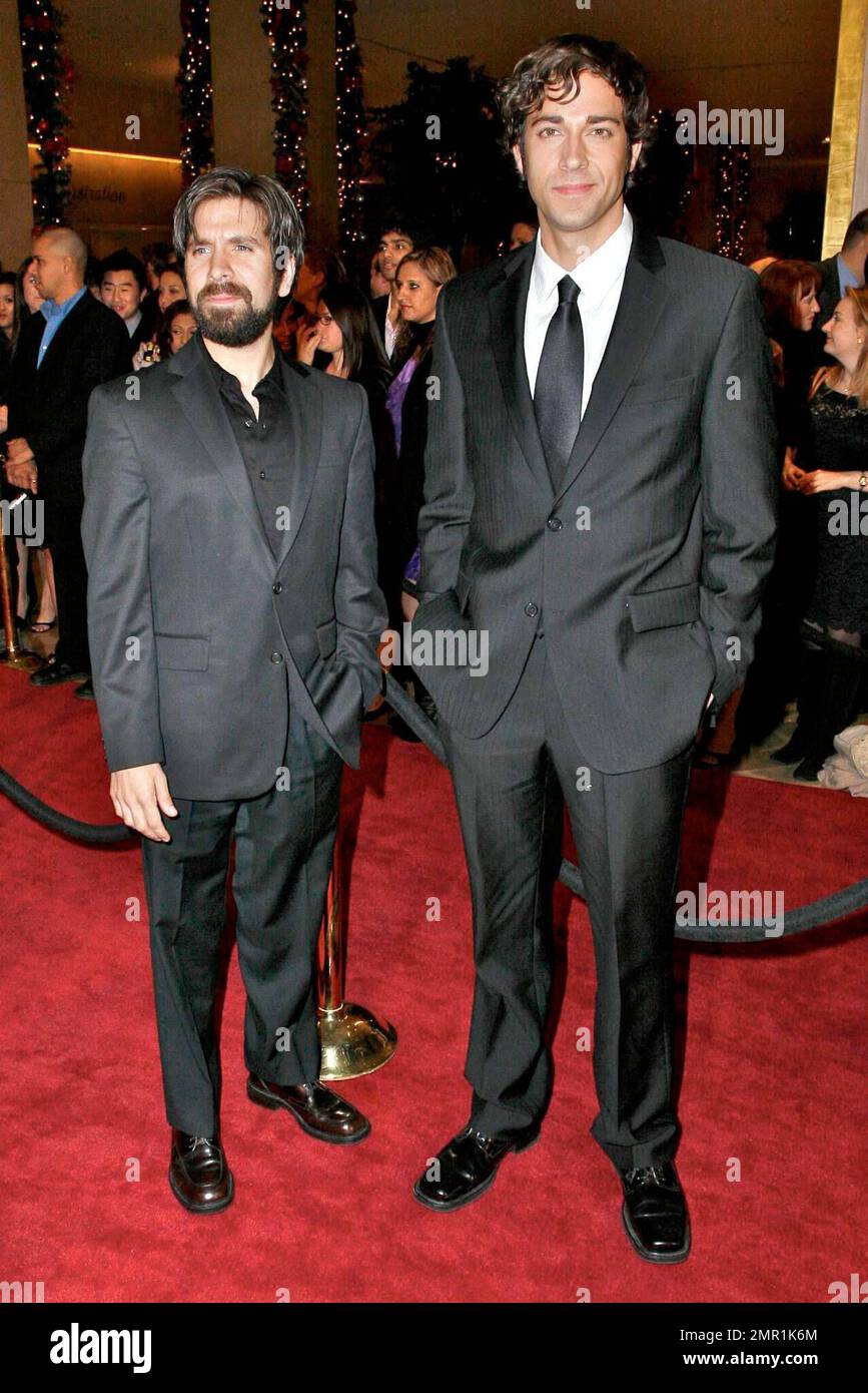 Die „Chuck“-Stars Zachary Levi und Joshua Gomez kommen beim Dinner des 9. Jährlichen Family Television Awards in Beverly Hills, Kalifornien, an. 11/28/07. Stockfoto
