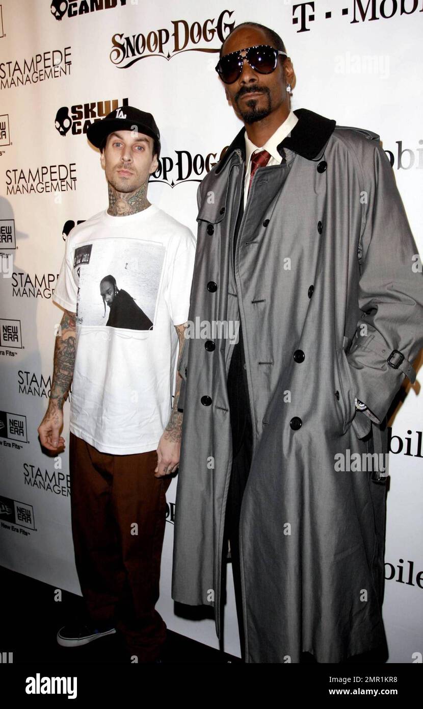 Travis Barker und Snoop Dogg bei der berühmten „Stars and Straraps“-Feier  mit Snoop Dogg im Club Vanguard. Hollywood, Kalifornien. 12/8/09  Stockfotografie - Alamy