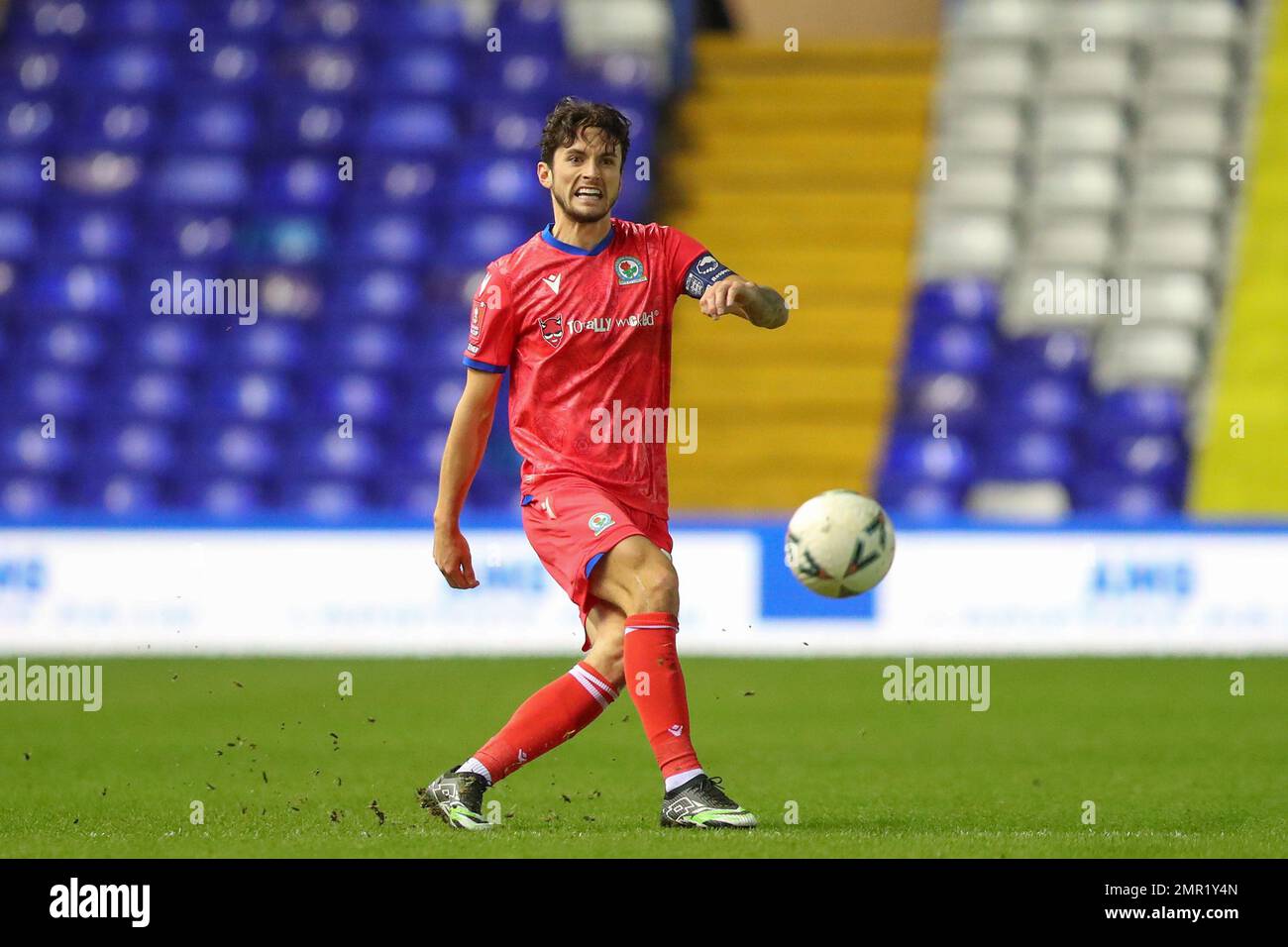 Birmingham, Großbritannien. 31. Januar 2023. Lewis Travis #27 von Blackburn Rovers spielt den Ball während des Replay-Spiels der vierten Runde des Emirates FA Cup Birmingham City vs Blackburn Rovers in St Andrews, Birmingham, Großbritannien, 31. Januar 2023 (Foto von Gareth Evans/News Images) in Birmingham, Großbritannien, am 1./31. Januar 2023. (Foto: Gareth Evans/News Images/Sipa USA) Guthaben: SIPA USA/Alamy Live News Stockfoto