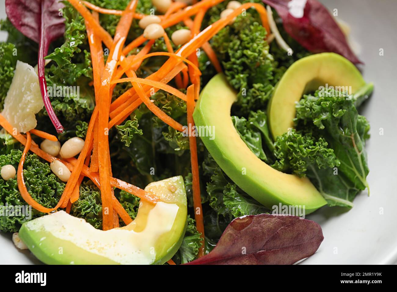 Leckerer, frischer Grünkohlsalat in der Schüssel, Nahaufnahme Stockfoto