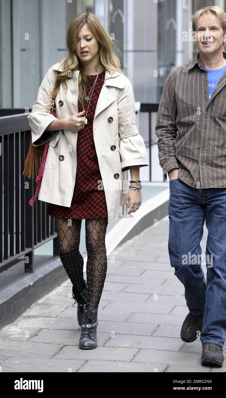 BBC Radio 1 DJ Fearne Cotton trägt Strumpfhosen mit Rautenmuster, wenn sie  die Arbeit mit einem männlichen Freund in London, Großbritannien, verlässt.  5/12/10 Stockfotografie - Alamy