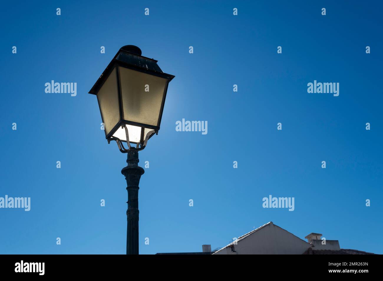 Straßenlampe im Laternen-Stil, vor einem blauen Himmel. Stockfoto