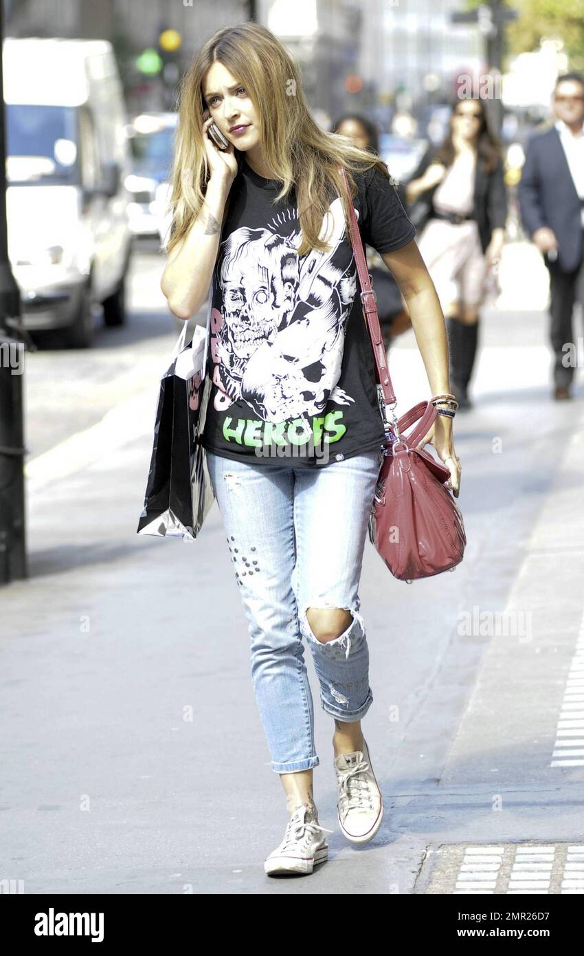 Fearne Cotton trägt einen Punk-Rock-Look in einem schwarzen Heroes T-Shirt,  gerissenen Jeans und Converse All-Stars, wenn sie an einem  Freitagnachmittag in London, Großbritannien, die Arbeit verlässt. 9/17/10  Stockfotografie - Alamy