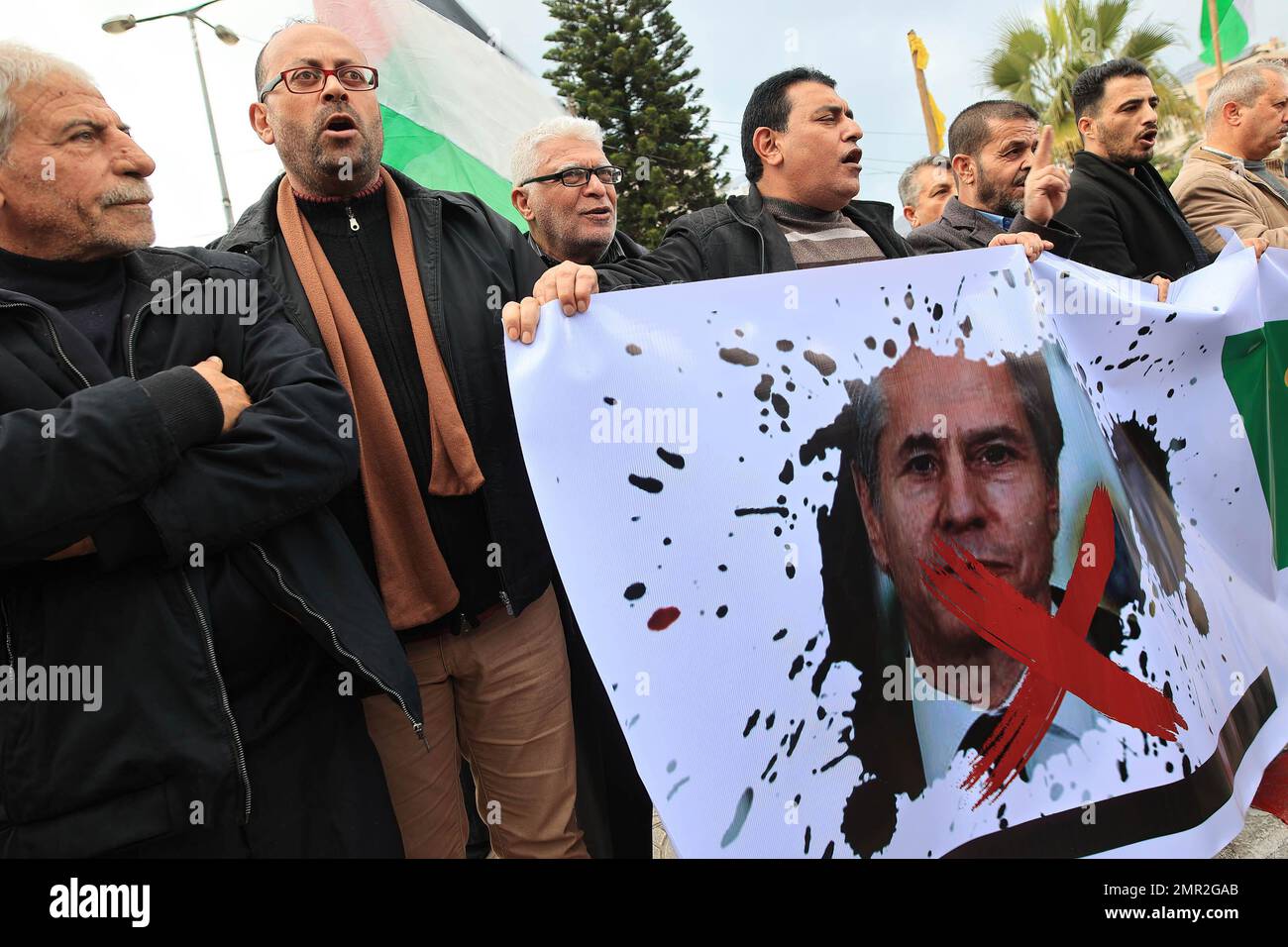 Gaza, Palästina. 31. Januar 2023. Die Palästinenser halten während des Protests ein Banner mit dem US-Außenminister Antony Blinken. Die palästinensischen Gruppierungen in Gaza-Stadt organisierten einen Protest gegen den Besuch des US-Außenministers Antony Blinken im Westjordanland (palästinensische Gebiete). Auf der anderen Seite brachte Blinken sein "Morgen" für "unschuldige" Palästinenser zum Ausdruck, die nach einem Treffen mit dem palästinensischen Präsidenten Mahmud Abbas bei einem Anstieg der Gewalt im besetzten Westjordanland getötet wurden. Kredit: SOPA Images Limited/Alamy Live News Stockfoto