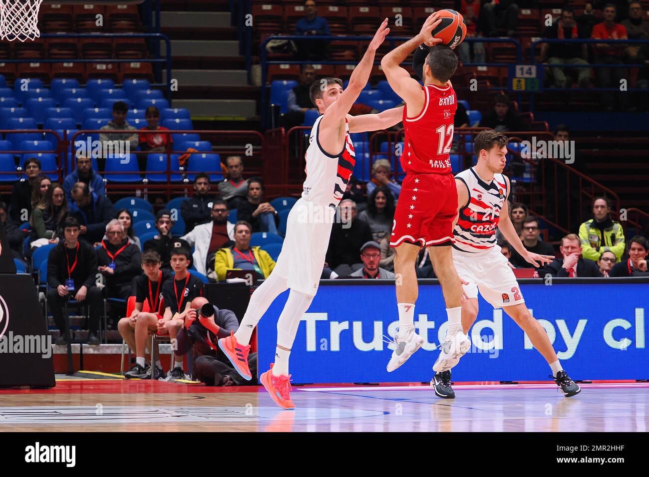 Forum of Assago, Mailand, Italien, 31. Januar 2023, Billy Baron (EA7 Emporio Armani Olimpia Milano) von Vanja Marinkovic (Cazoo Baskonia Vitoria) während der Euroleague-Basketball-Meisterschaft EA7 von Emporio Armani Milano gegen Cazoo Baskonia vereitelt Stockfoto