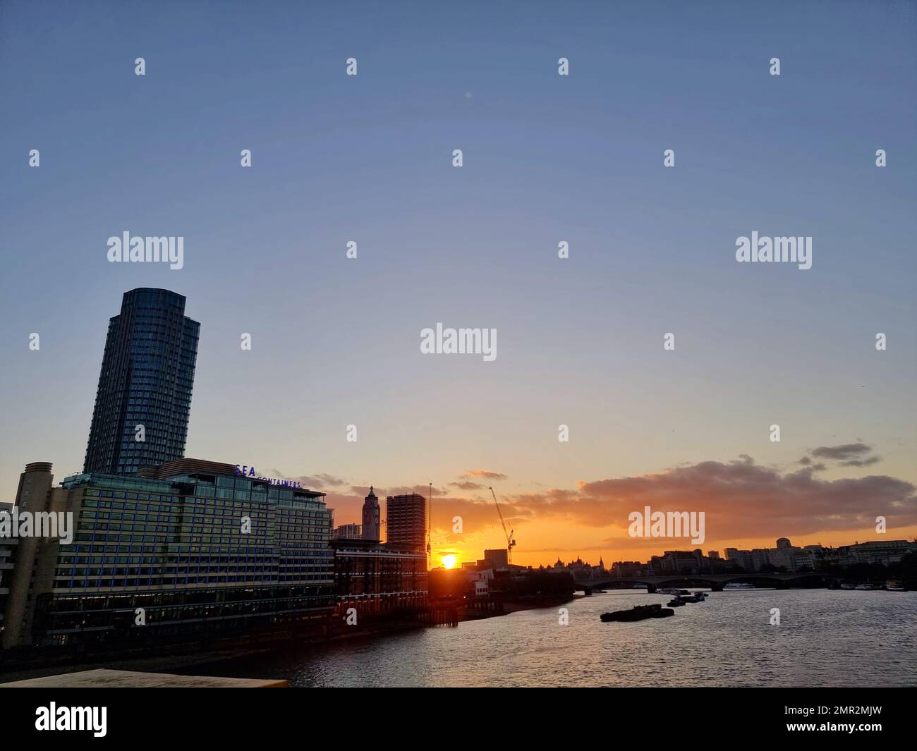 Die Themse gleitet bei Sonnenuntergang vorbei an London. England. Stockfoto