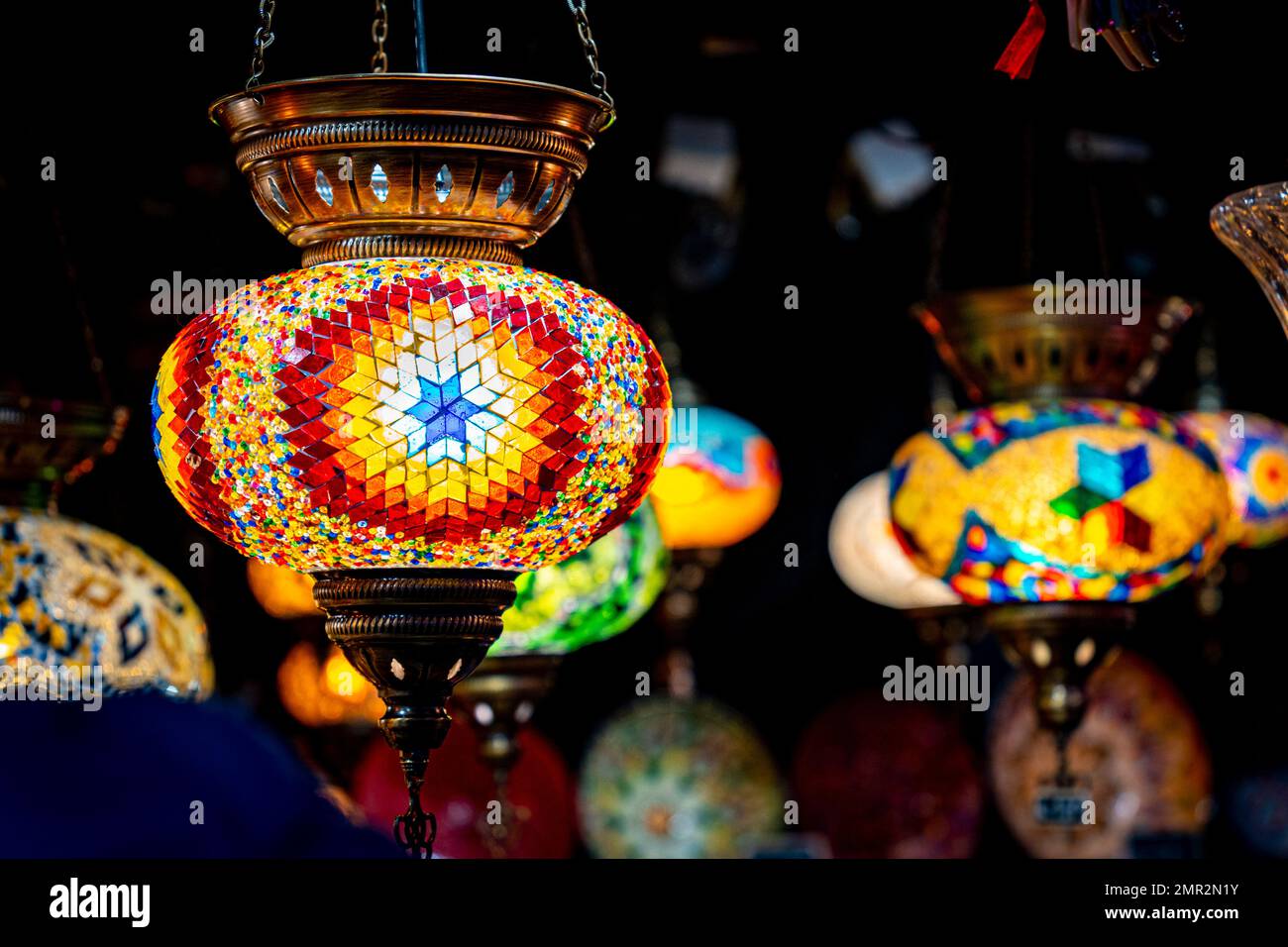 Farbenfrohe türkische Lampen auf einem Markt Stockfoto