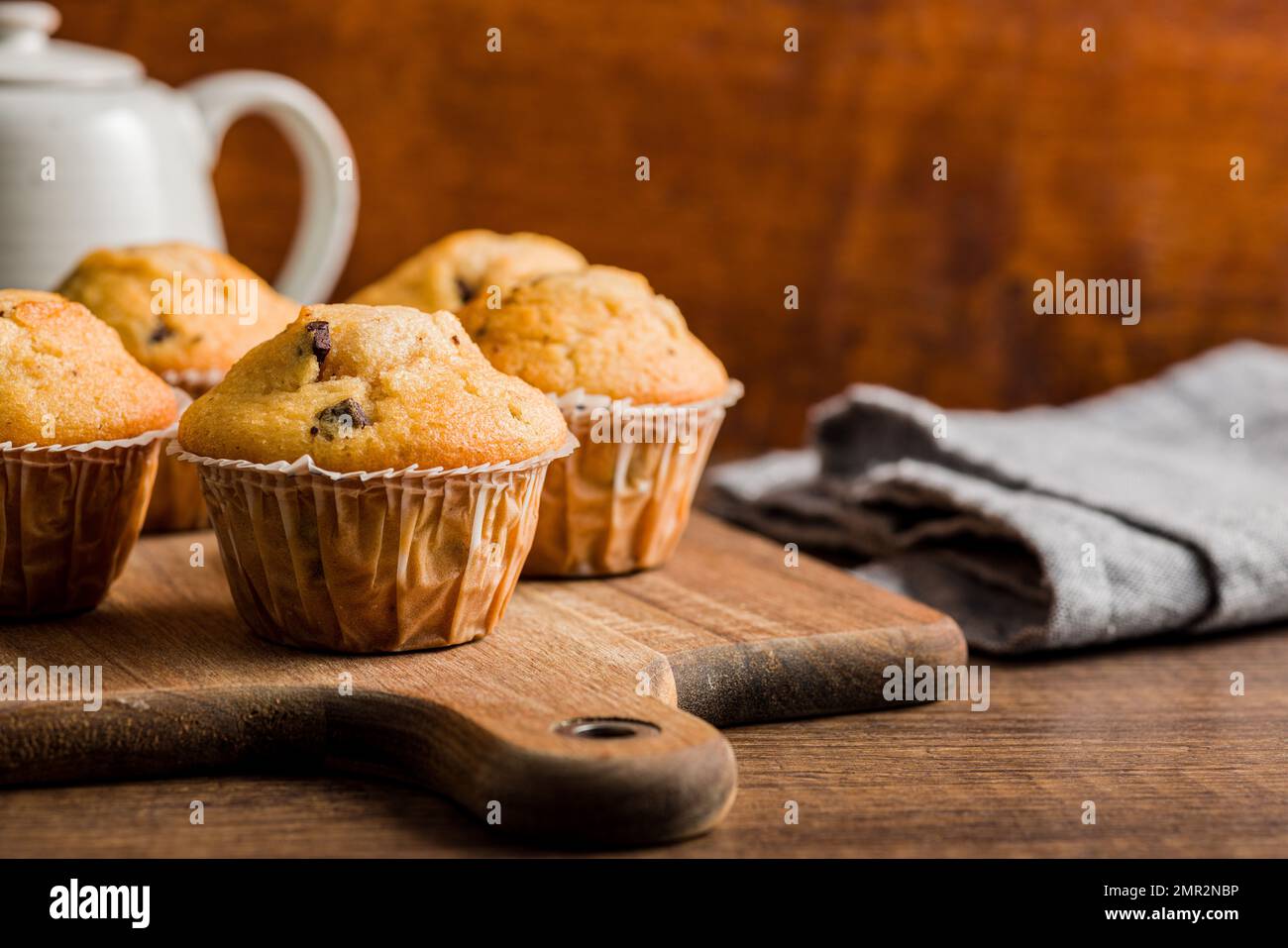 Süße Vanille-Muffins auf dem Schneidebrett. Stockfoto